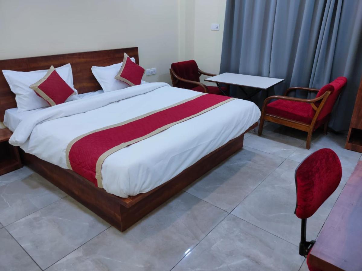 לקנאו Hotel Manorama Inn מראה חיצוני תמונה